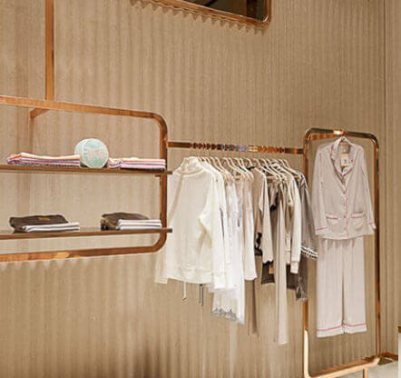 Étagères élégantes MOLTENI-VERNICI avec vêtements blancs, peintures spéciales raffinées.