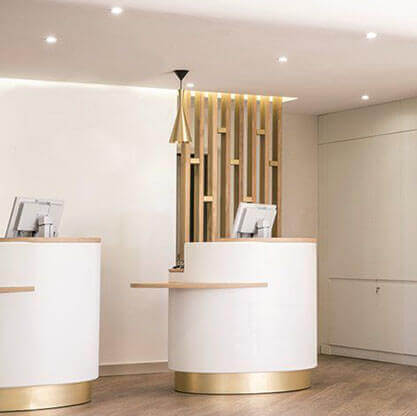 MOLTENI-VERNICI Spezialfarbe für die Architektur: Moderner Rezeption mit Holzlamellen