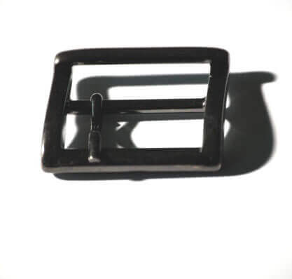 MOLTENI-VERNICI ", Speziallacke" schwarze Metallschnalle auf weißem Hintergrund