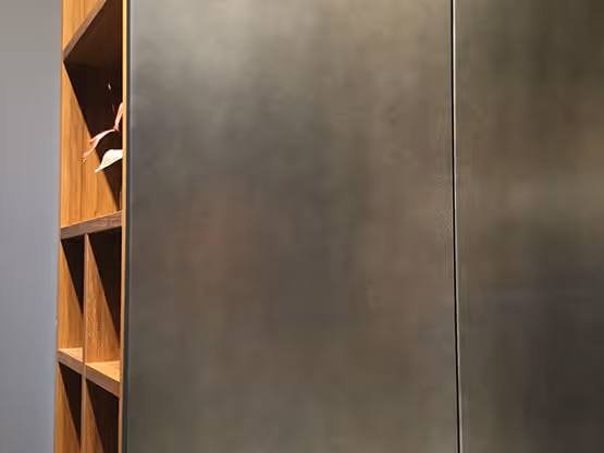 Verniciatura speciale MOLTENI-VERNICI su superficie grigia con scaffale in legno