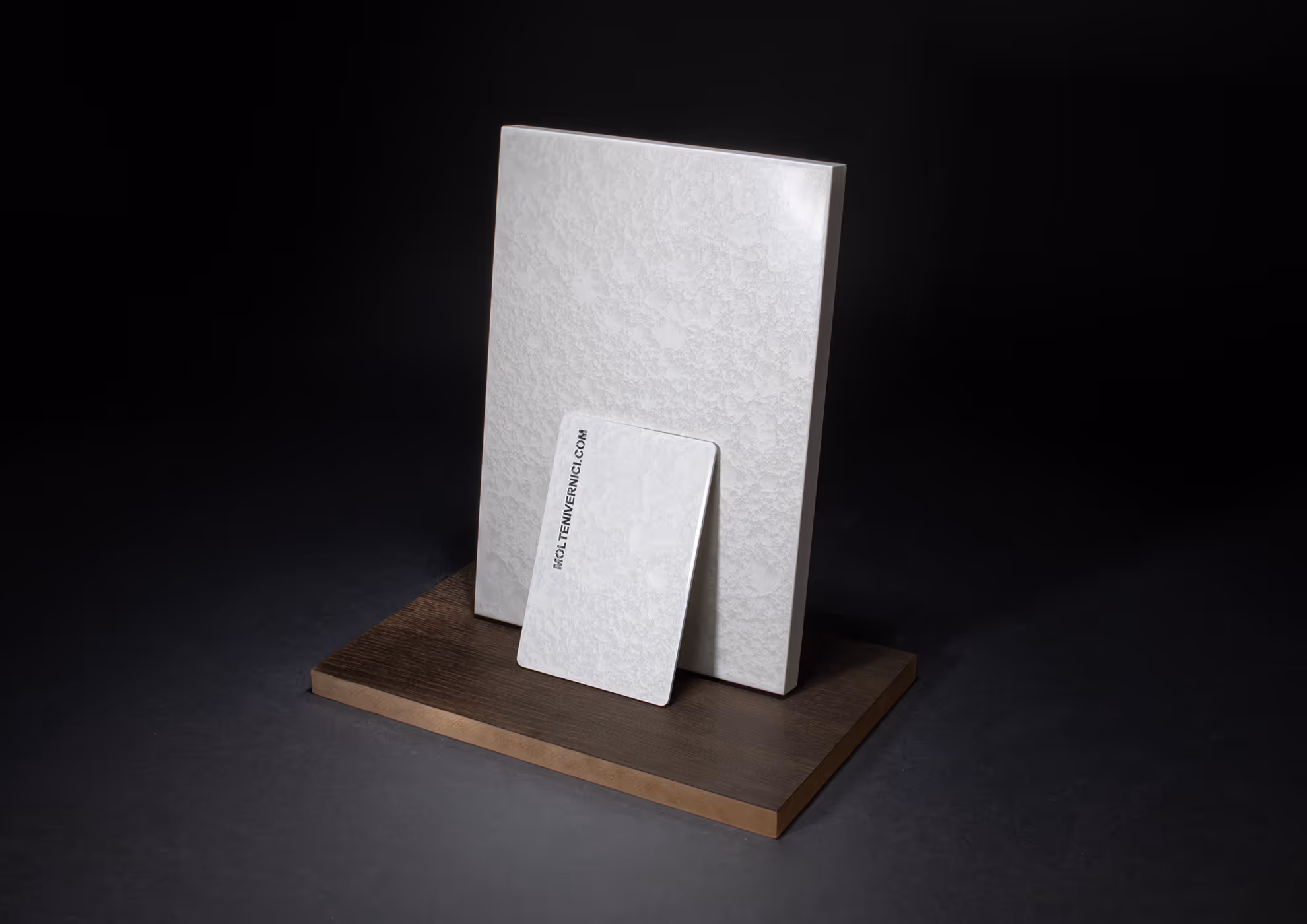 Molteni-Vernici: Esmalte especial con acabado blanco texturizado en madera