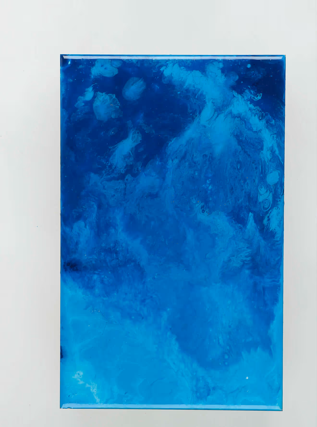 Acabados especiales MOLTENI-VERNICI, textura fluida en tonos profundos de azul