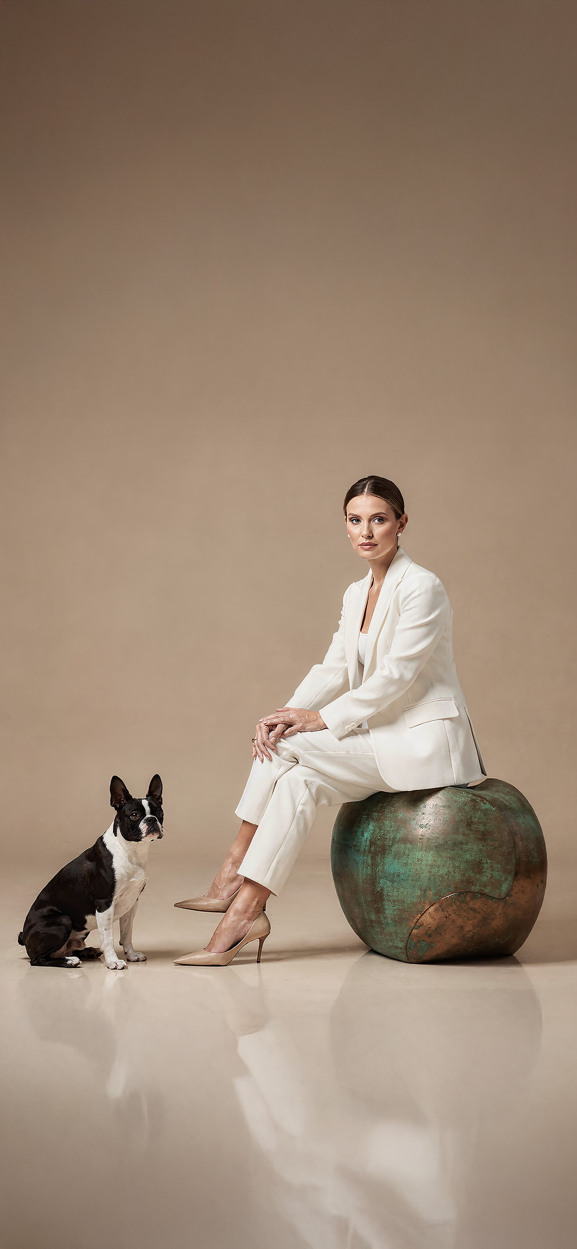 Luxury architectural metal finish by Molteni Vernici applied on a sculptural brass table surface in a contemporary interior.