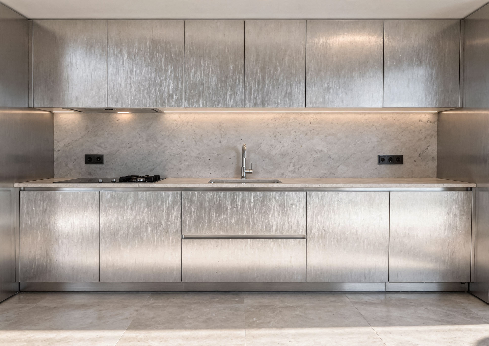 Luxury kitchen with fronts in Never Brushed brushed metal finish Molteni Vernici, decorative surface with galvanic effect for high-end contemporary interior design.