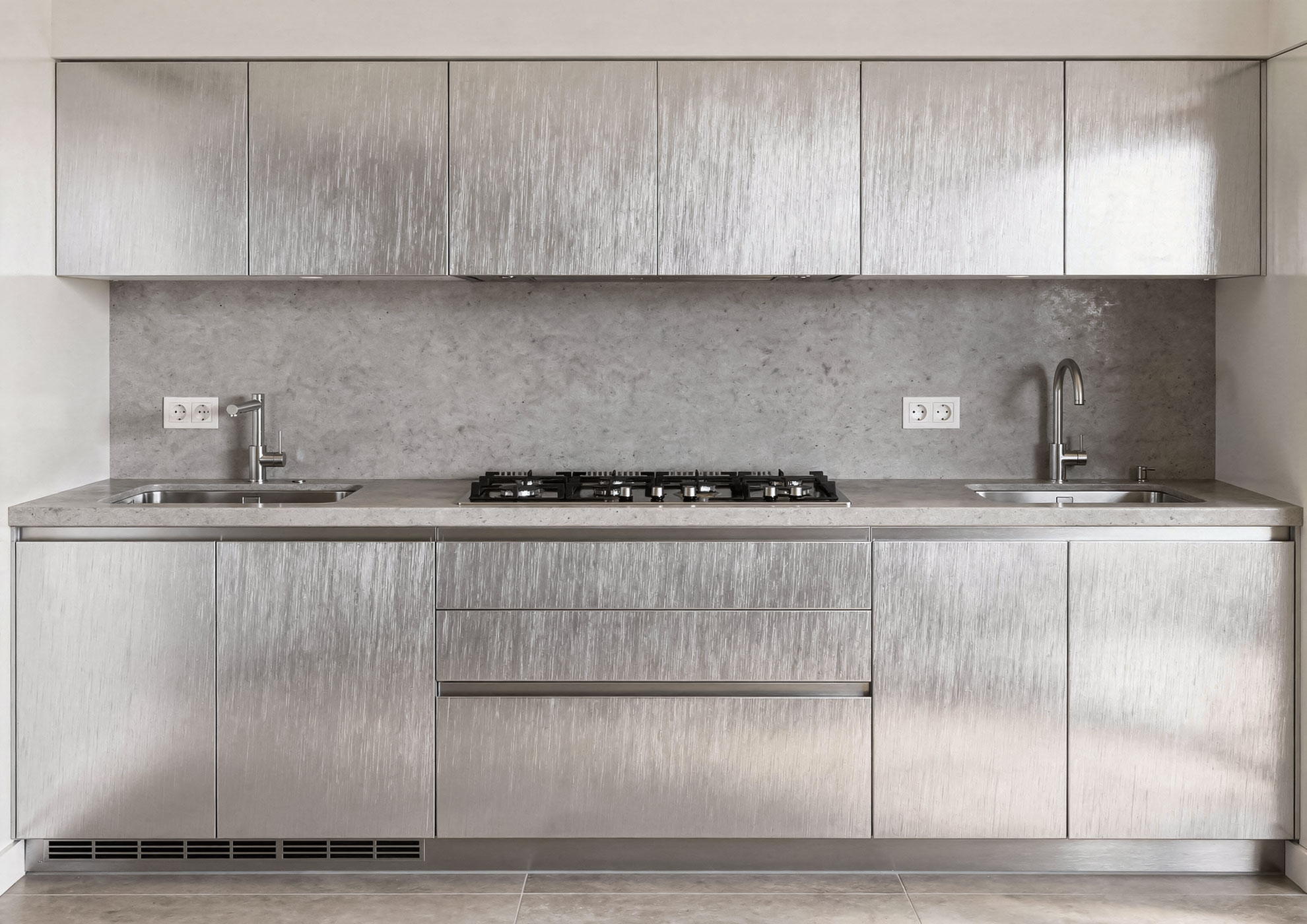Luxury kitchen with Never Brushed silver brushed metal fronts by Molteni Vernici, an exclusive decorative finish that enhances contemporary design with characteristic surface effect and premium durability.