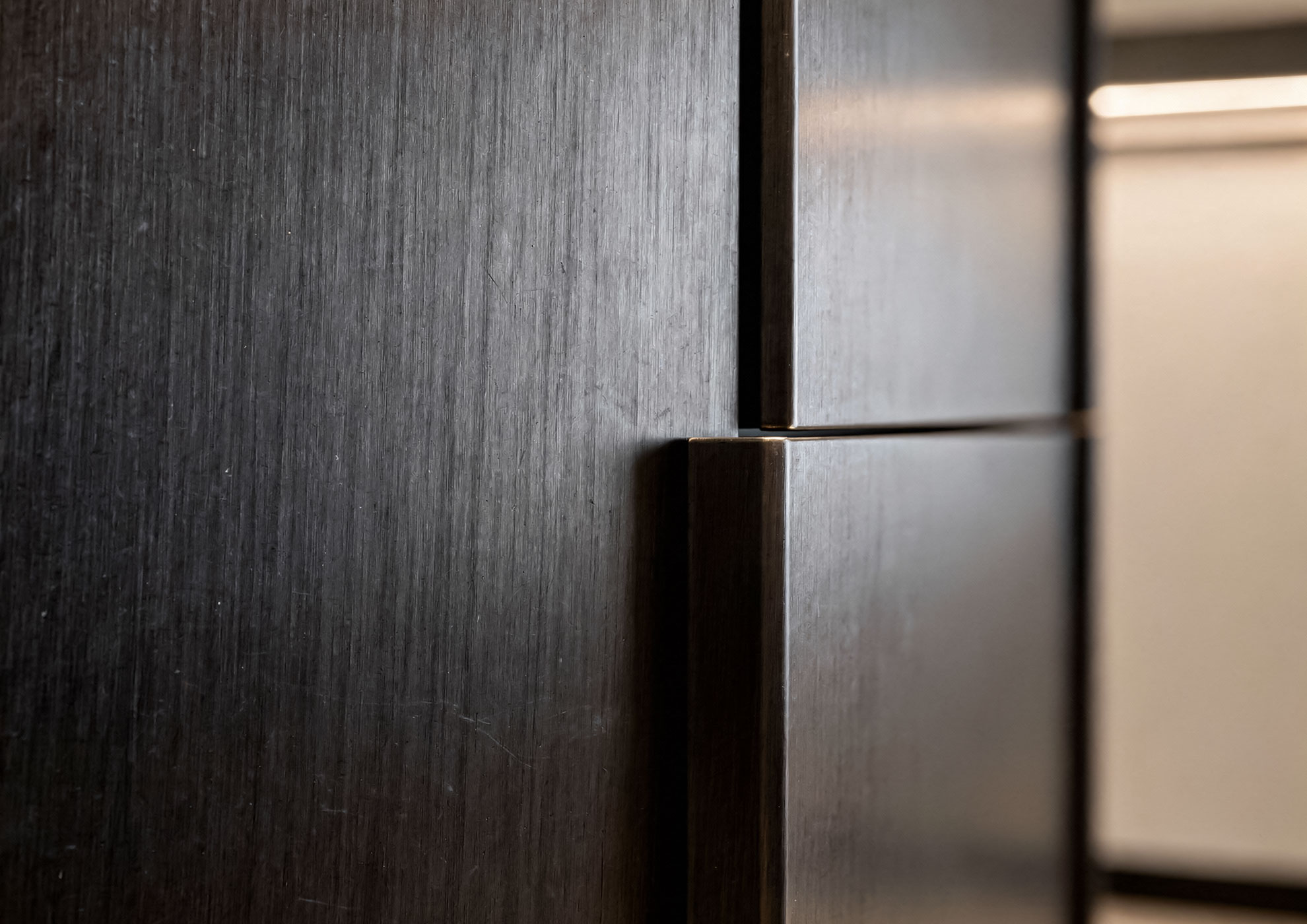 Architectural metal panel in dark metal with Never Brushed brushed effect finish by Molteni Vernici, luxury decorative surface that enhances linear textures and contemporary material depth for exclusive design environments.