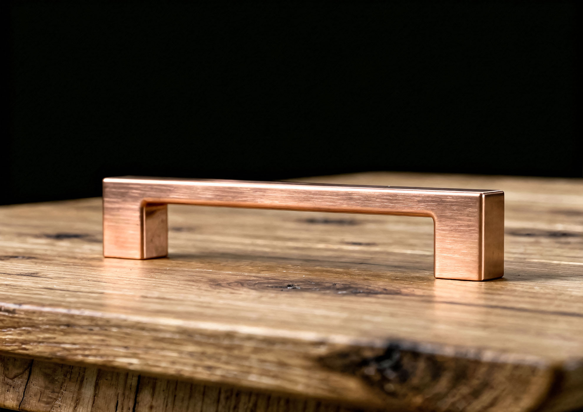 Architectural handle in brushed copper with Never Brushed finish by Molteni Vernici, luxury design detail for high-end furniture complements and prestigious decorative finishes.