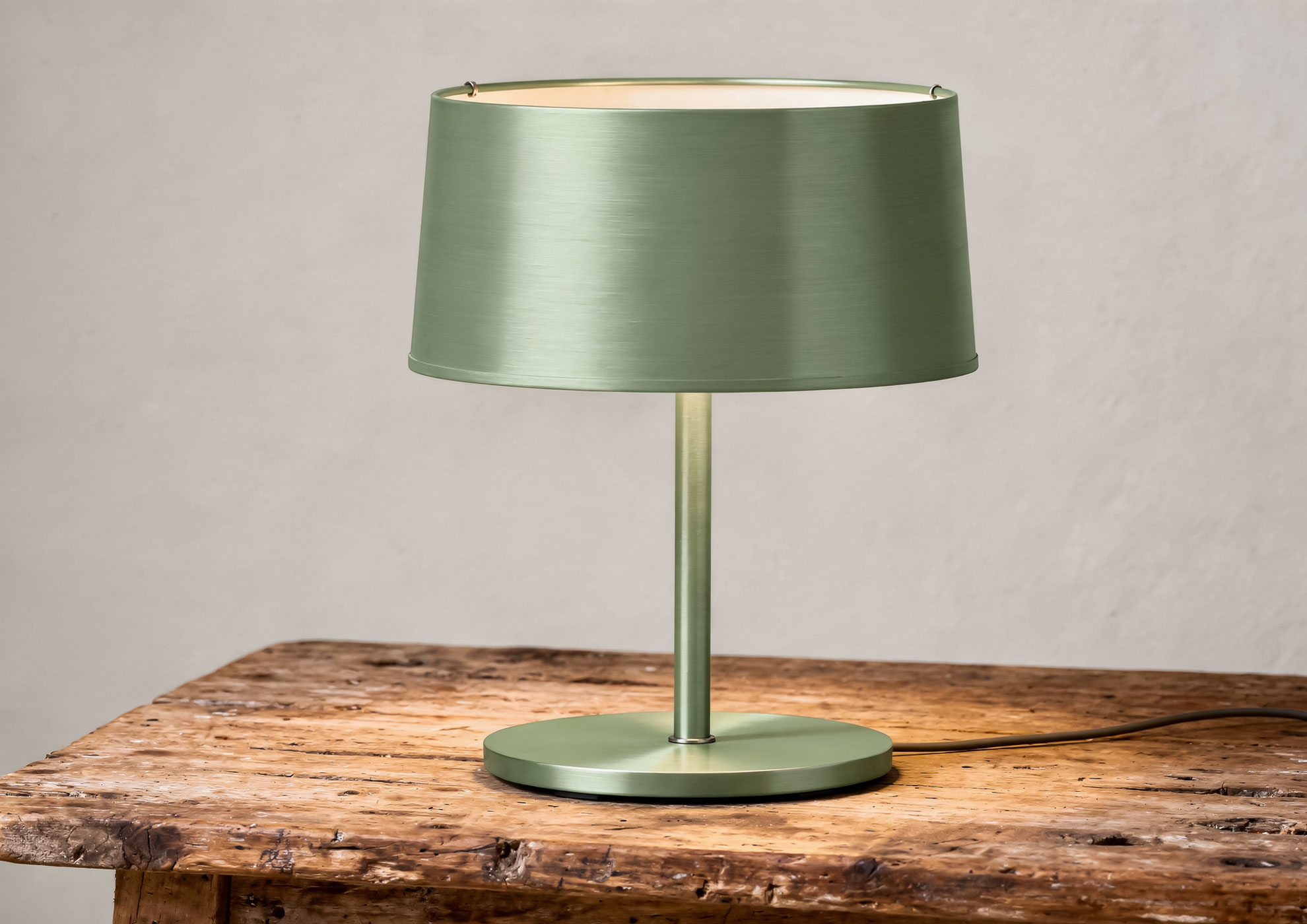 Minimalist table lamp in brushed green metal with Never Brushed Molteni Vernici finish, base and stem in decorative surface with metal effect for contemporary luxury design.