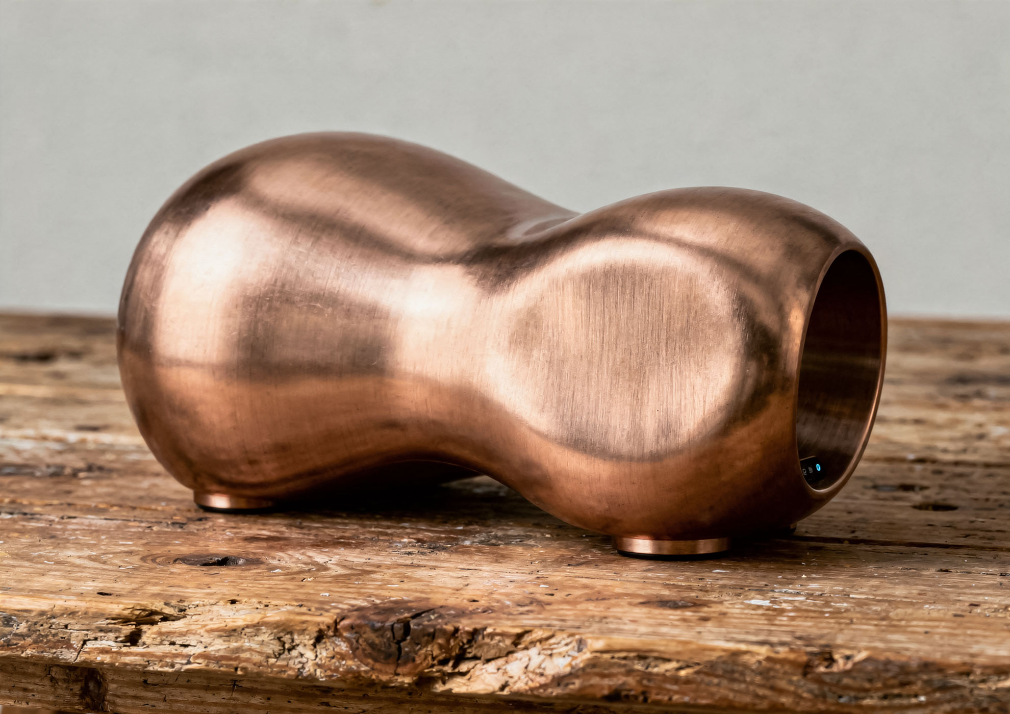 Design speaker with Copper Brushed Metal Never Brushed finish by Molteni Vernici, brushed copper decorative surface that enhances the organic and contemporary geometry of the luxury object.