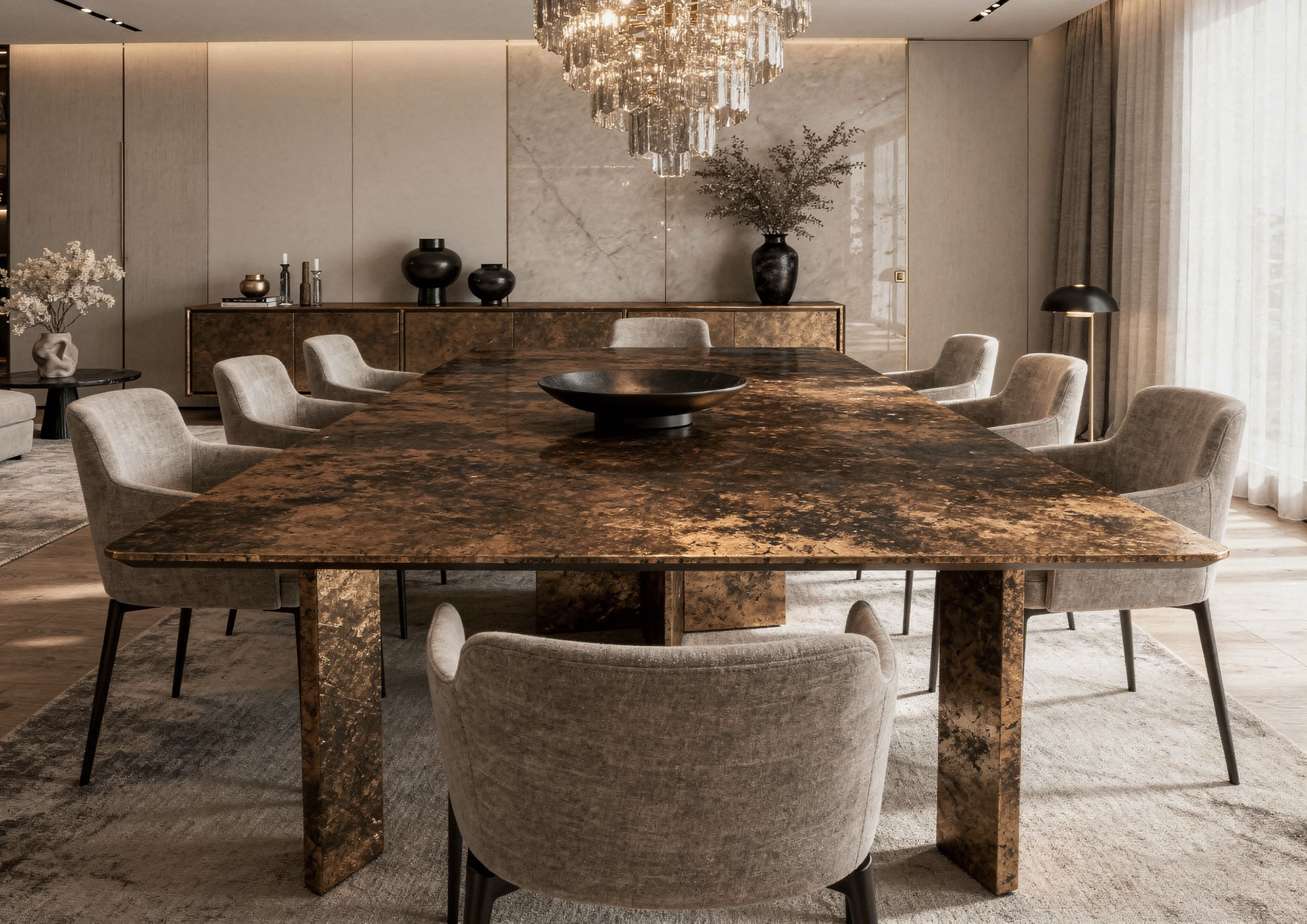 Mesa de comedor de lujo con base en metal oxidado y acabado Materico Bronze Black Molteni Vernici, superficie decorativa con efecto de grabado ácido que realza la profundidad estética para un diseño de interiores contemporáneo de prestigio.