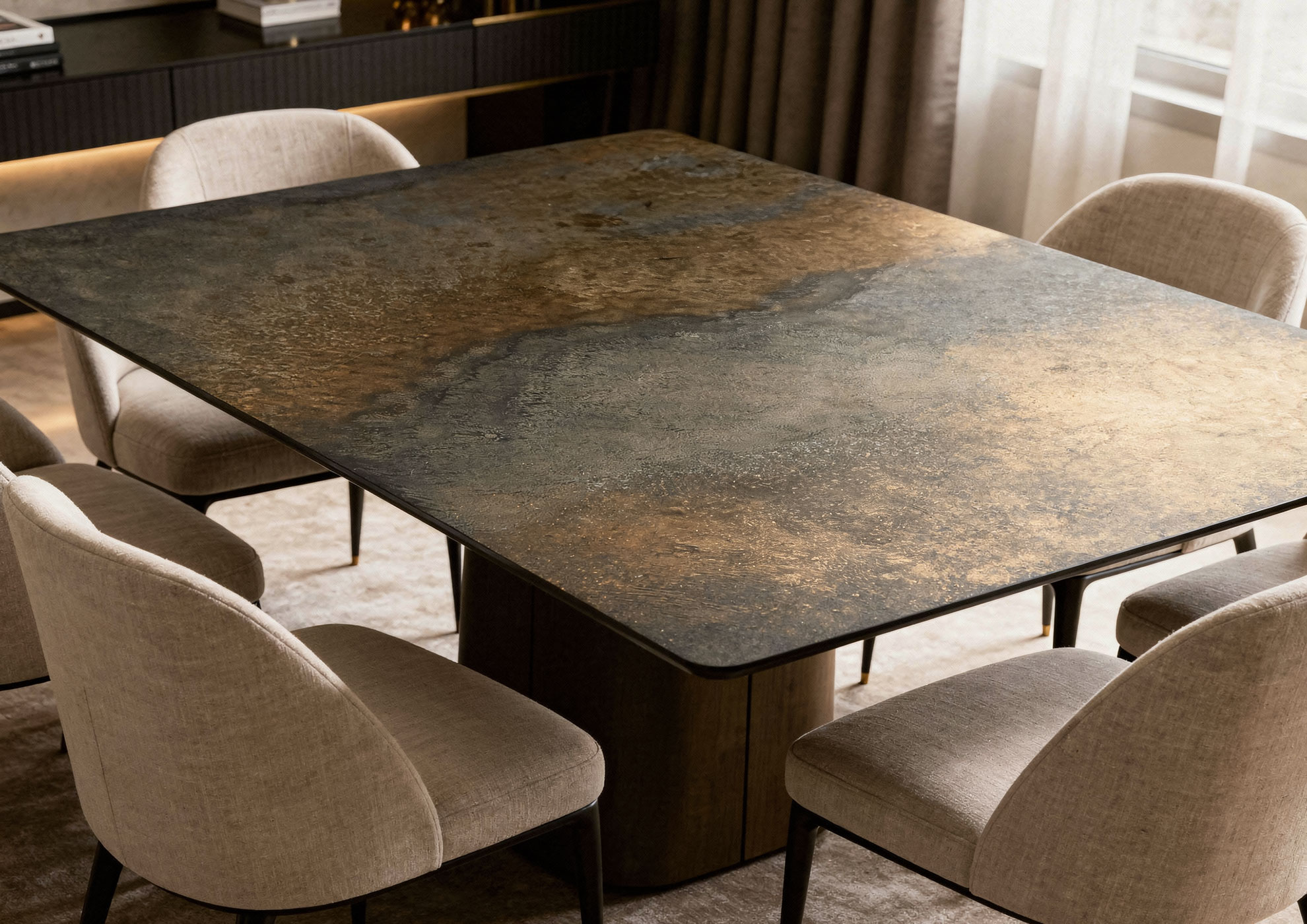 Mesa de comedor de lujo con tablero en acabado Materico Bronze Dark Metal Molteni Vernici, superficie decorativa con efecto grabado metalizado para interiorismo contemporáneo de prestigio.