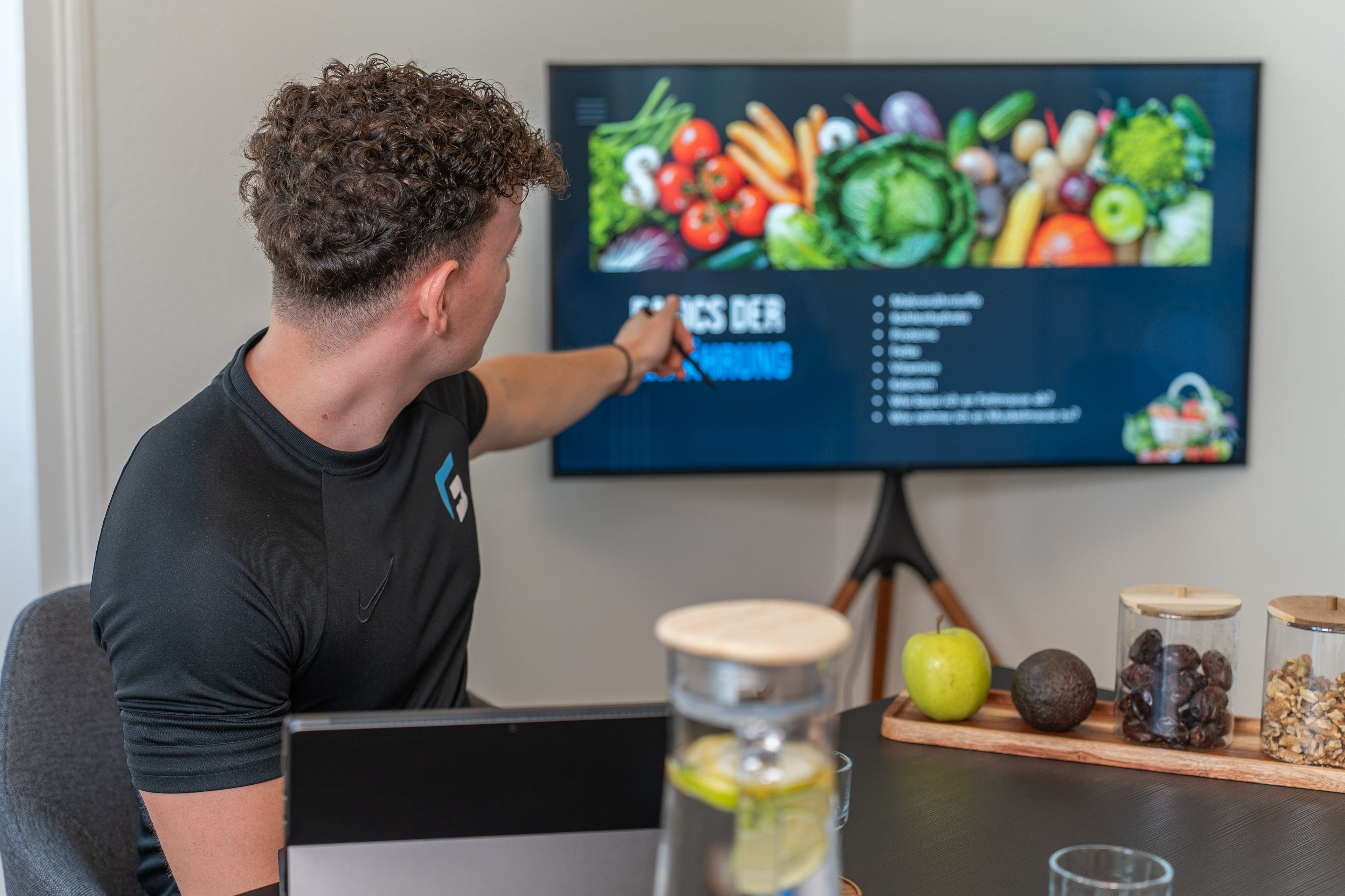 Der Personal Trainer Gregory trainiert gerade Chiara Castelli auf der Trainingsfläche im G-FIT 2