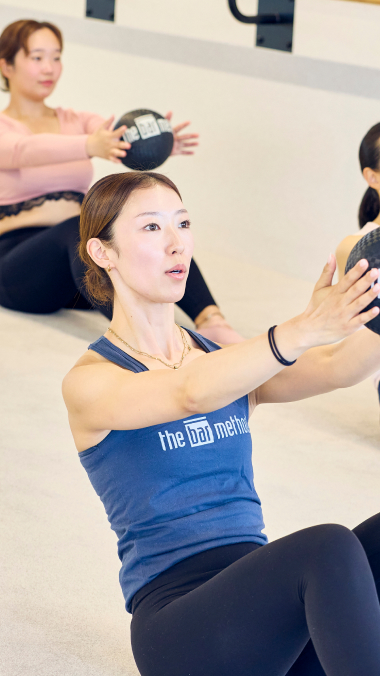 ボールを使って体幹を鍛える女性