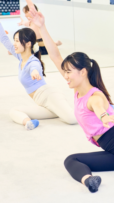 片脚を伸ばしてストレッチする女性たち