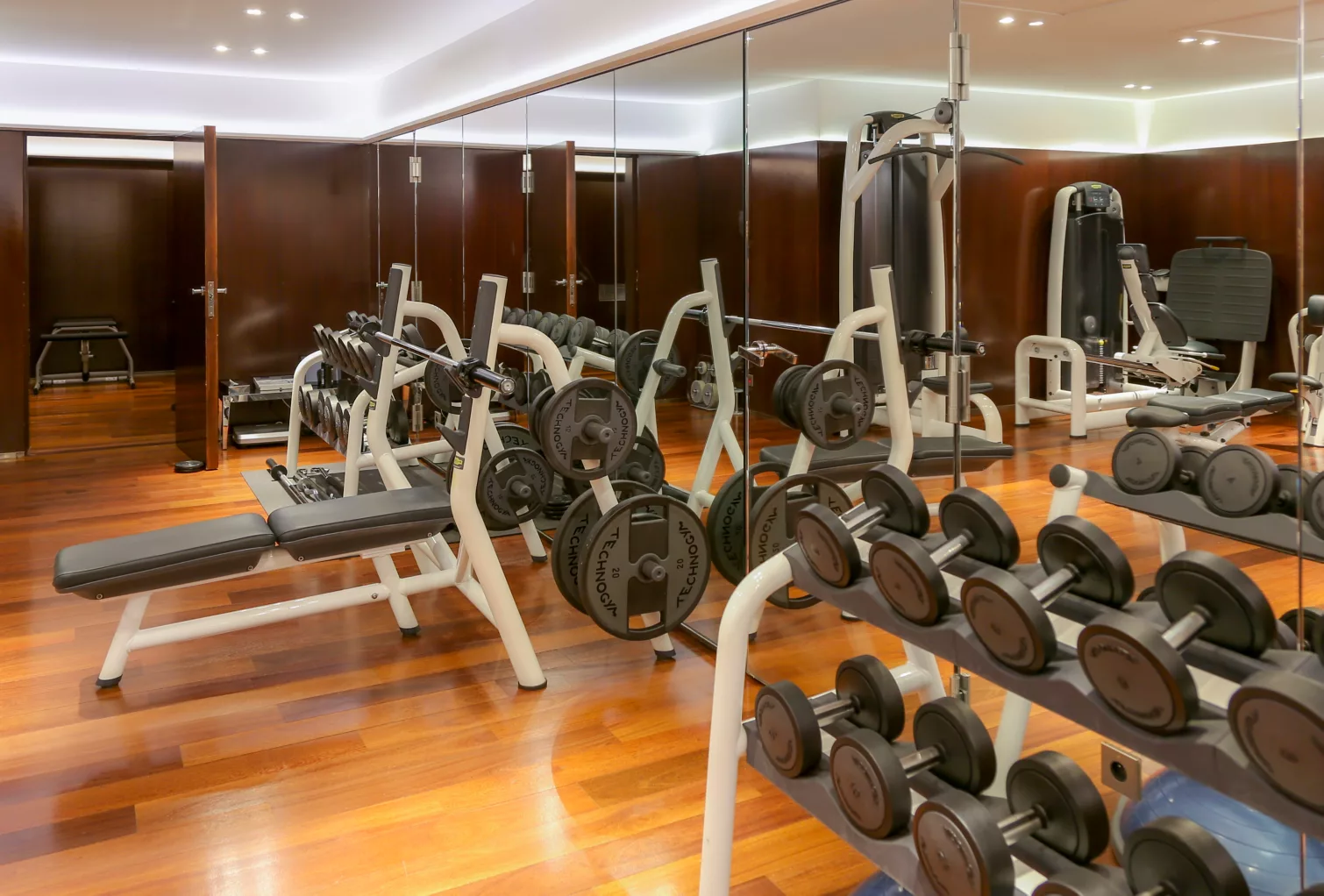 salle de sport royal monceau otel parisien salle avec des altère et centre de remise en forme