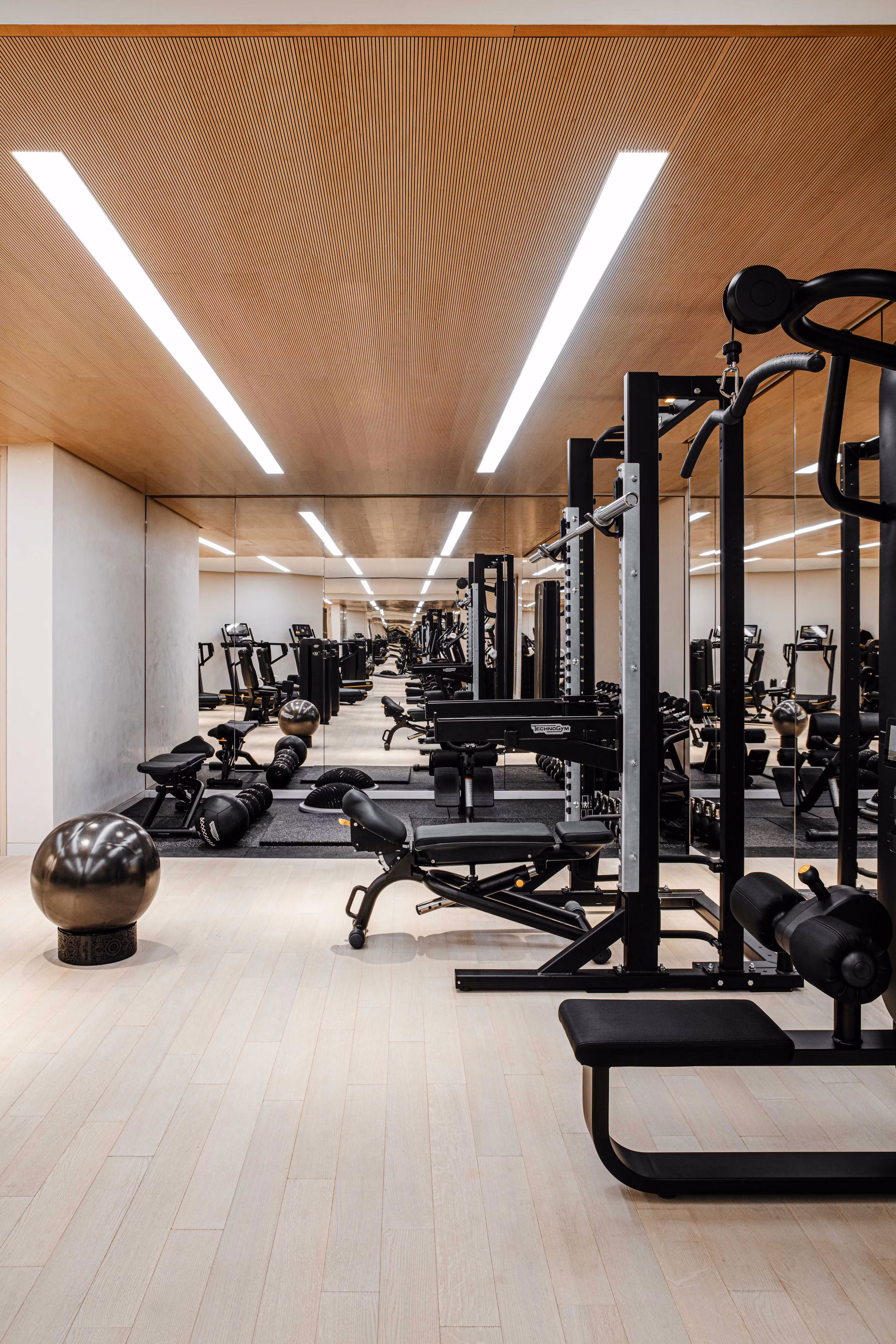 cheval blanc paris salle de sport dernier cri avec machines de musculation design