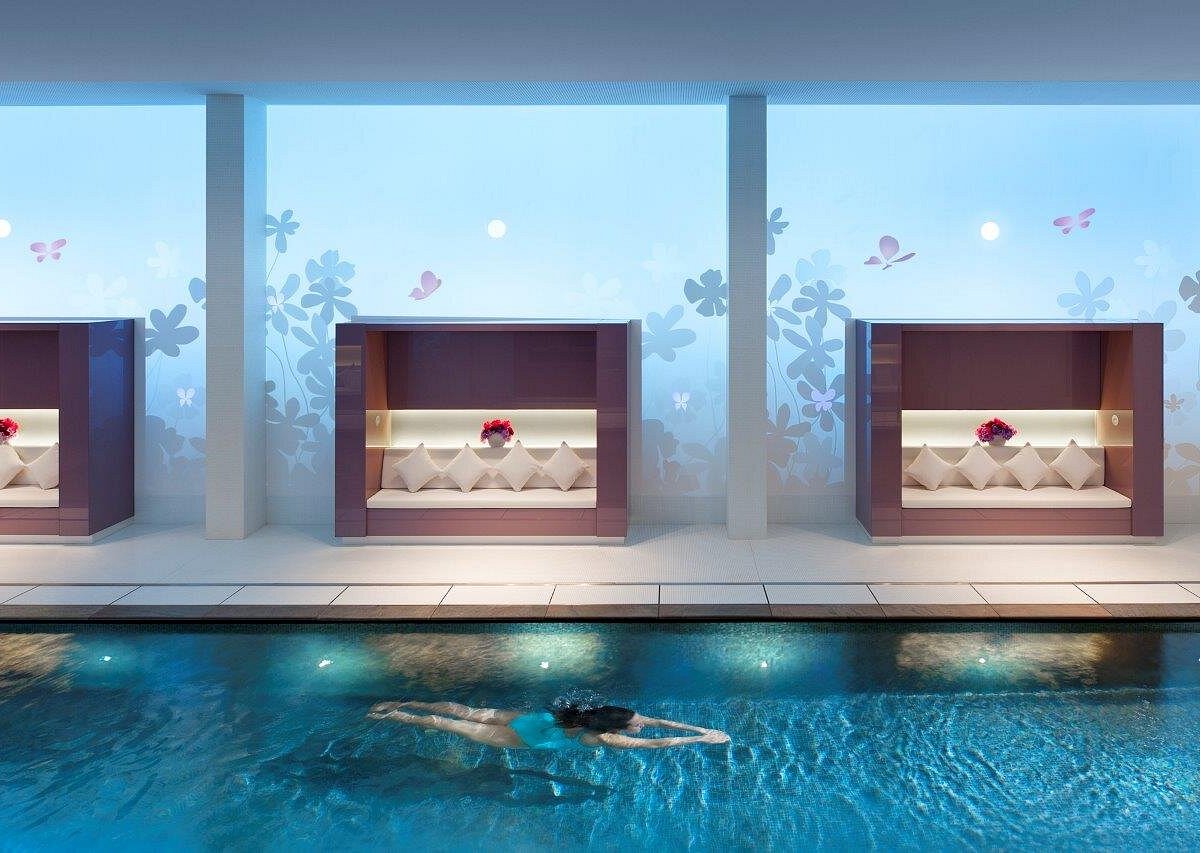 Piscine très élégante du Mandarin Oriental Paris avec nageuse
