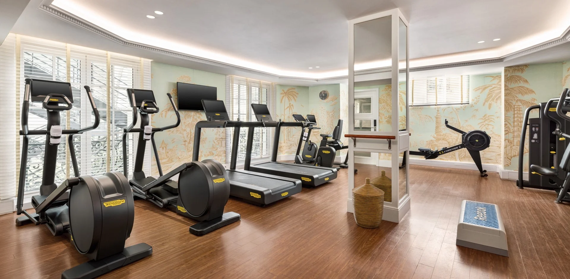 Salle de sport de Shangri-La Paris avec vélo elliptique et tapis de course 