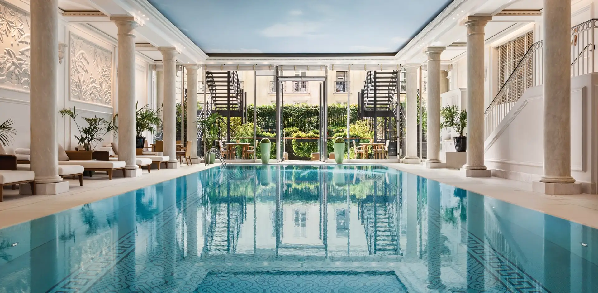 Piscine du Shangri-La Paris très éclairée et avec de belle colonne autour de la piscine