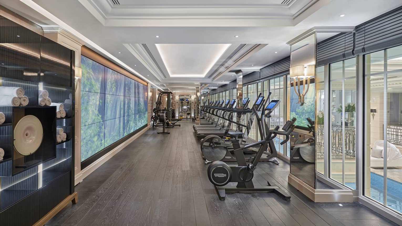 Salle de sport avec vélo d'entrainement et tapis de course de Four Seasons Hotel George V Paris 
