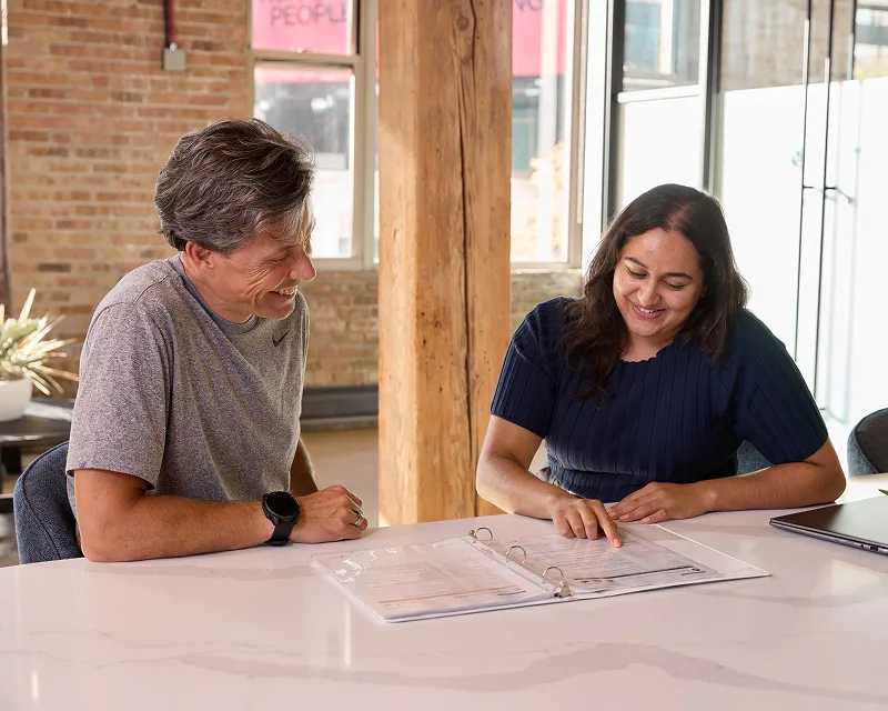 Nutrition_professional_in_Chicago_IL_discussing_executive_health_and_concierge_health_services_with_client