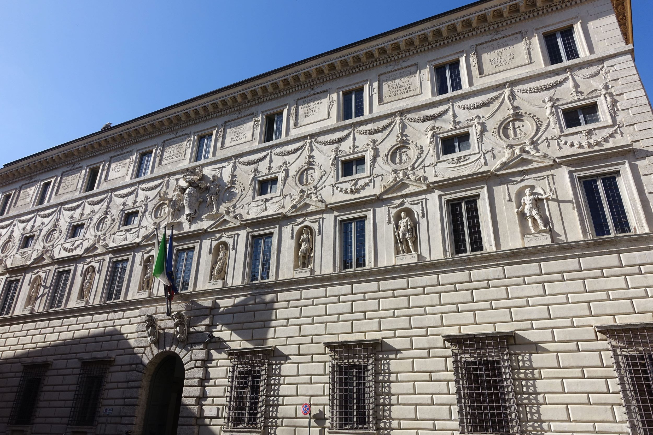 Il Consiglio di Stato accoglie la questione di costituzionalità sul divieto di essere assistiti da un avvocato nei procedimenti disciplinari della PS