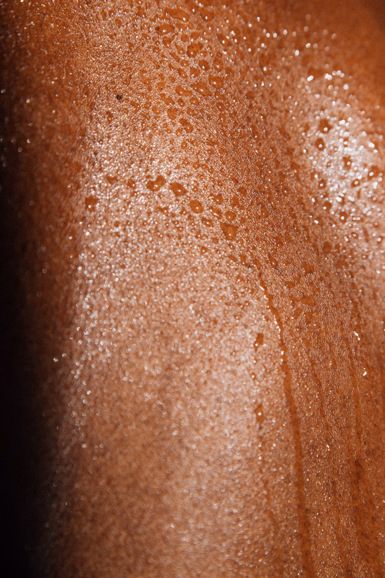 Nahaufnahme von Haut mit feinen Wassertropfen