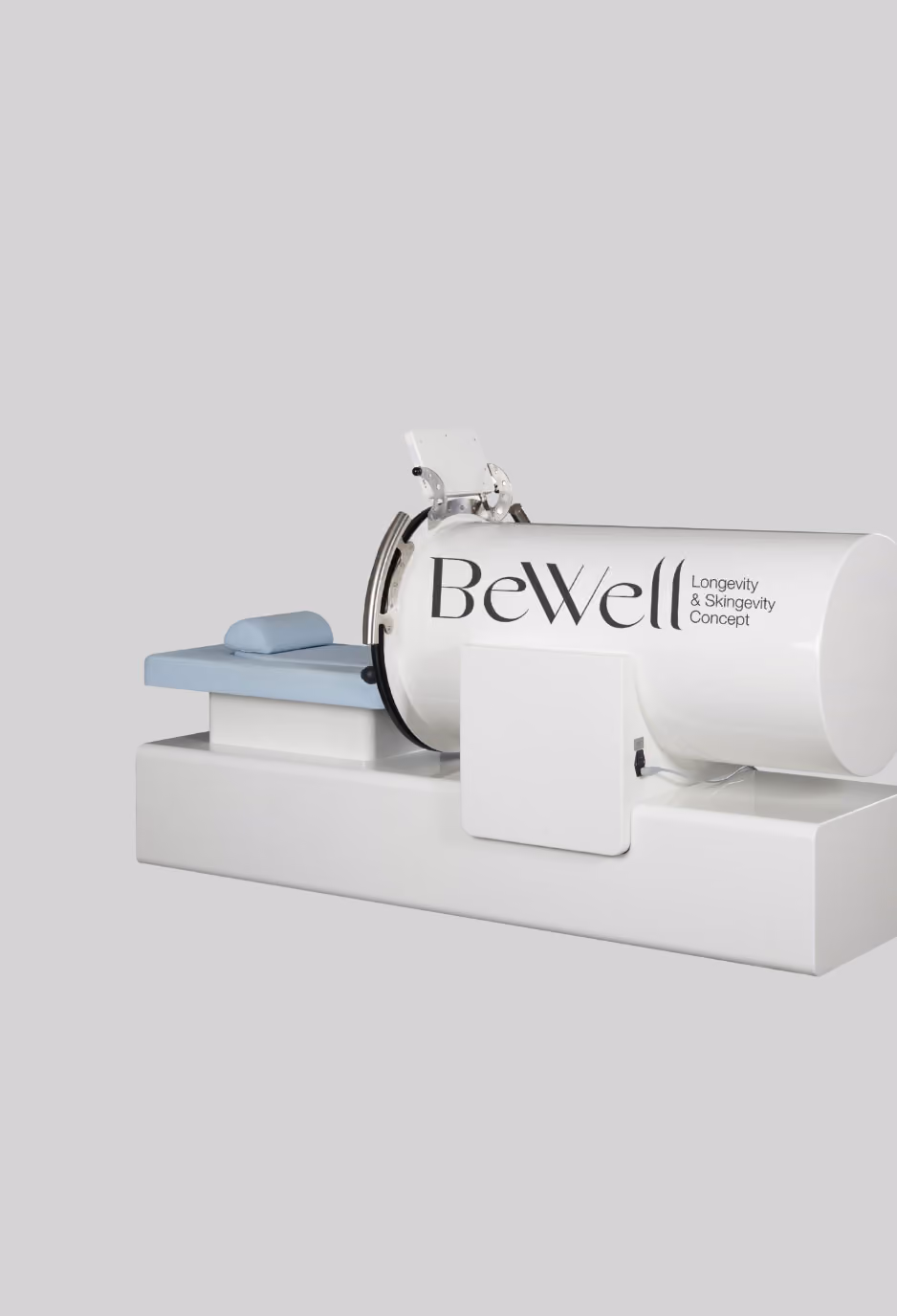 Vacustyler®: weiße Behandlungsröhre mit Liegefläche und BeWell Logo