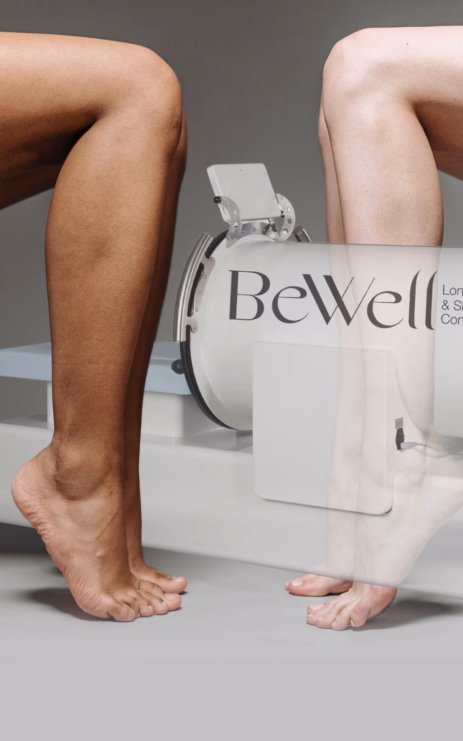 Beine auf Zehenspitzen vor dem Vacustyler® mit BeWell Logo