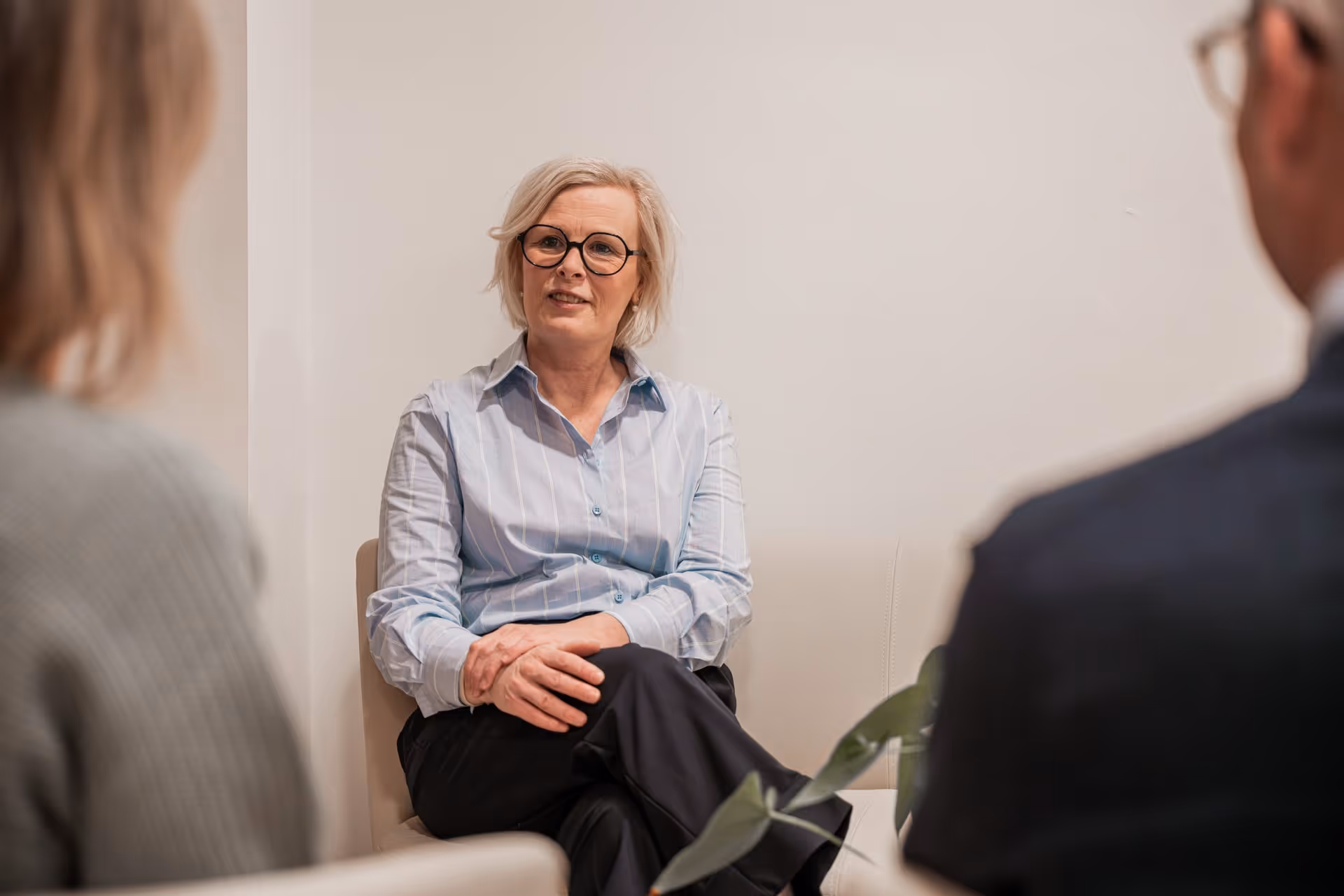 Dr. Inge Wouters in gesprek met 2 cliënten, een man en een vrouw.