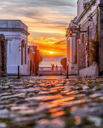 Atardecer sobre la calle. Atardecer en Colonia del Sacramento, atardeceres de uruguay