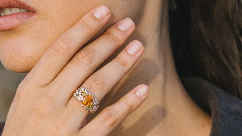 bague de fiançailles portée sur l'annulaire