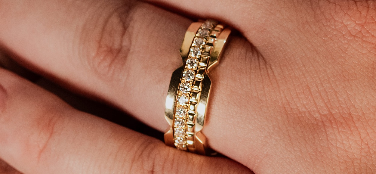 gros plan d'un doigt avec bague de fiancailles