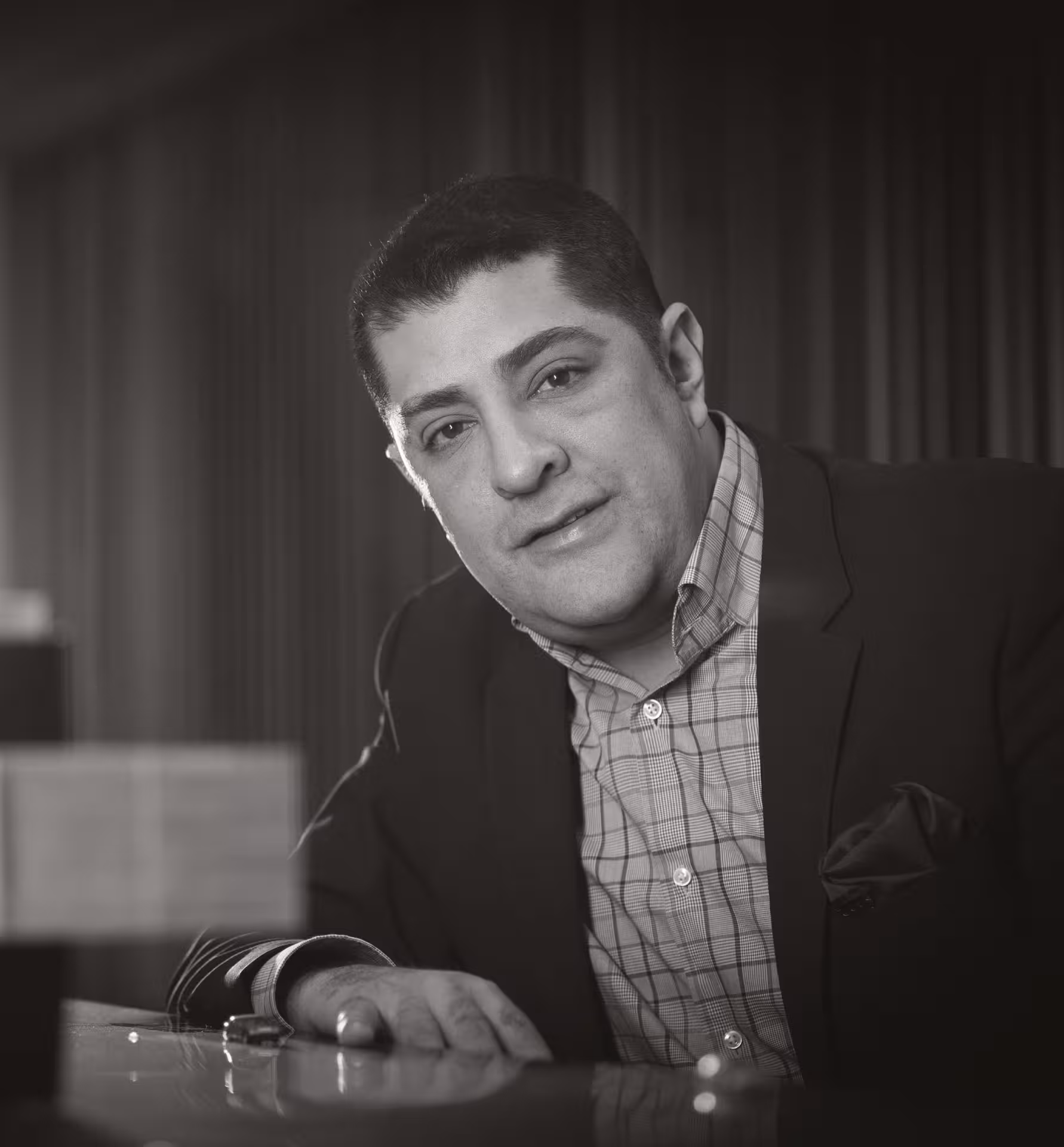 Diego Guayasamín
Hombre de mediana edad con cabello corto, camisa de cuadros y saco oscuro, apoyado en una mesa.