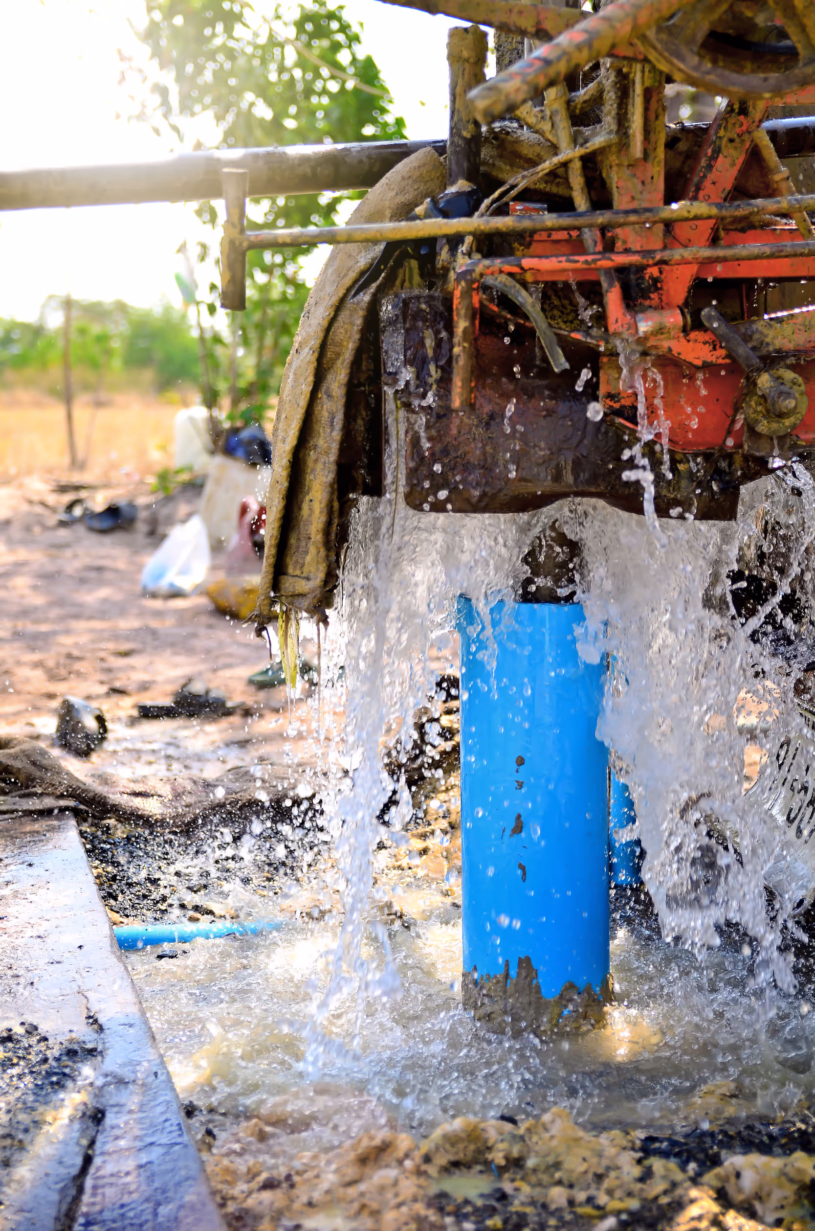 Forage d’un puits artésien avec remontée d’eau à la surface