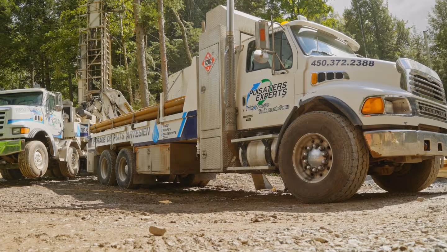 Deux foreuses sur un chantier de puits artésien au Québec