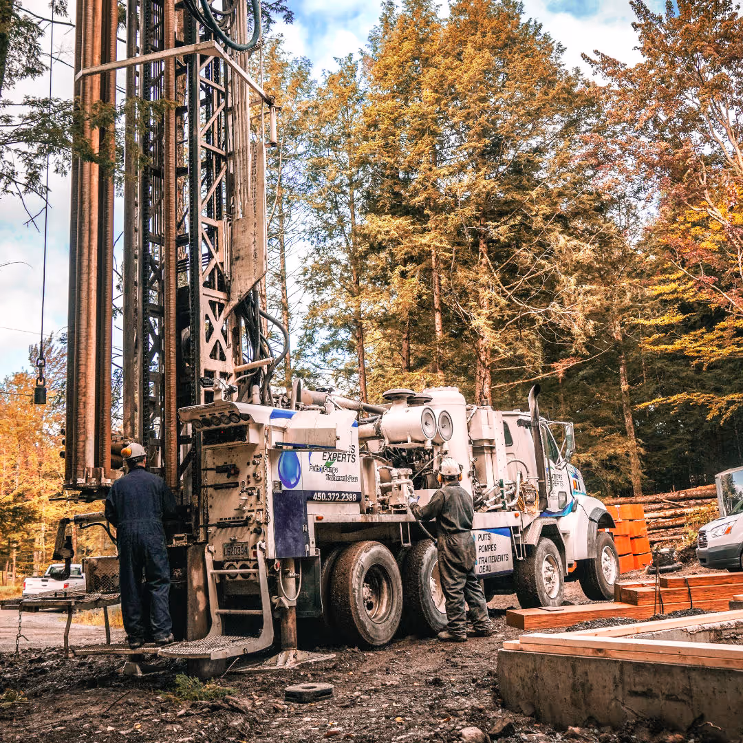 Foreuse sur un chantier de puits artésien au Québec