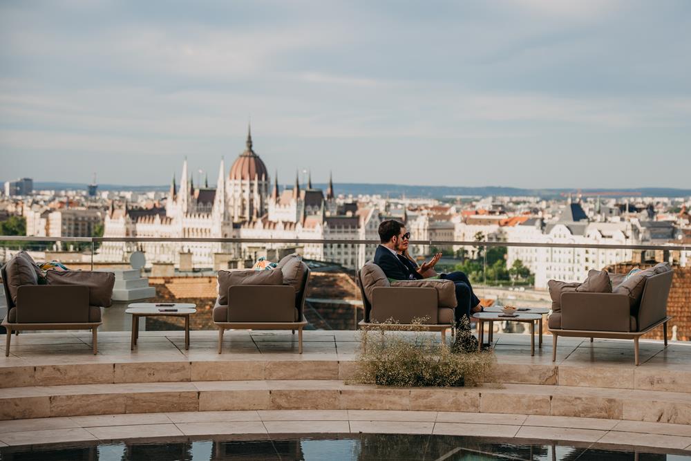 Az Aranybástya SkyTerrace-ának kényelmes foteleiből közvetlen és akadálymentes kilátás nyílik a Parlament épületére és Budapest főbb nevezetességeire.