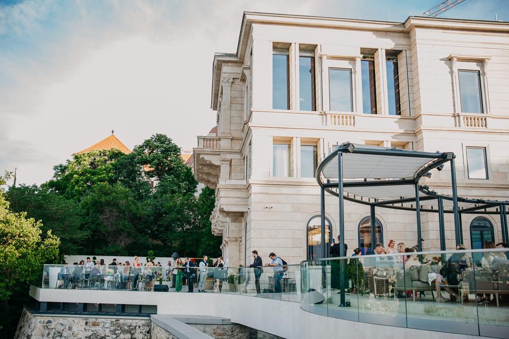 Az Aranybástya Étteremnek otthont adó Lónyay-Hatvany-villa épülete, melynek gazdag múltja, megjelenése és panorámája teszi igazán rendkívül egyedivé a rendezvényhelyszínt.