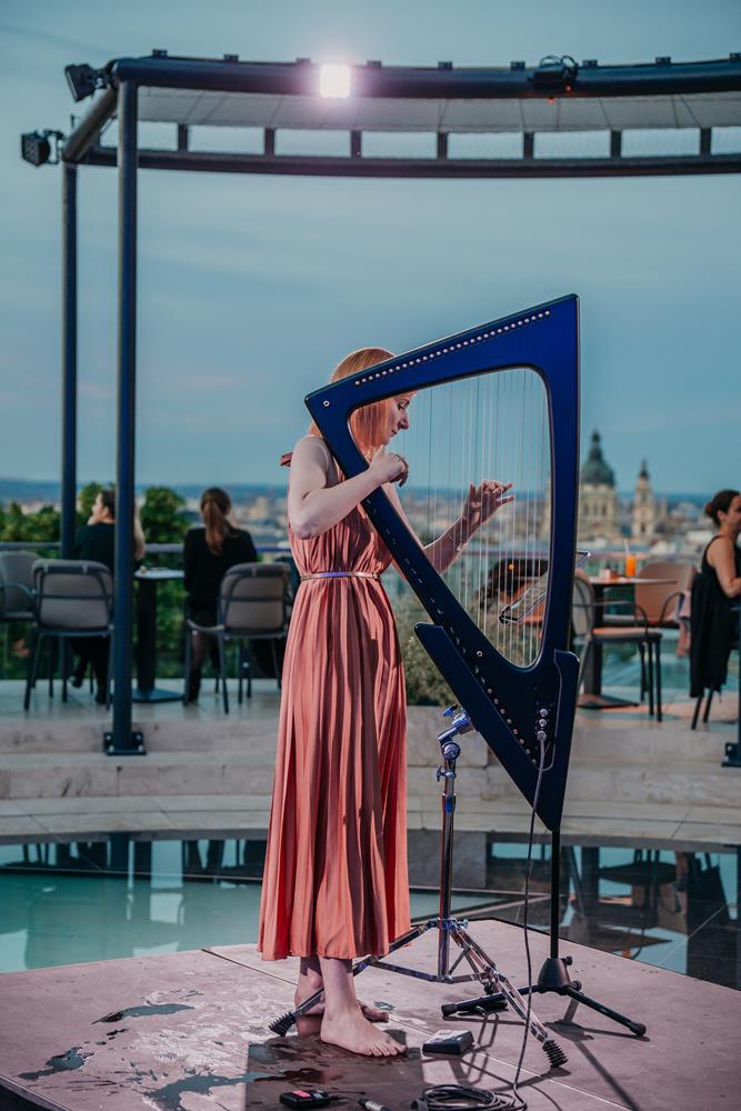 Elegáns hárfa koncert az Aranyástya SkyTerrace-ának feszített víztükrén, pazar kilátással a Bazilikára.