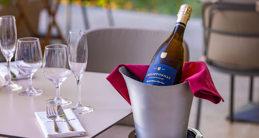 Az Aranybástya a Philipponnat Champagne első magyar nagykövete. Élvezze az exkluzív délutáni pezsgőélményt ínyenc finomságokkal párosítva.