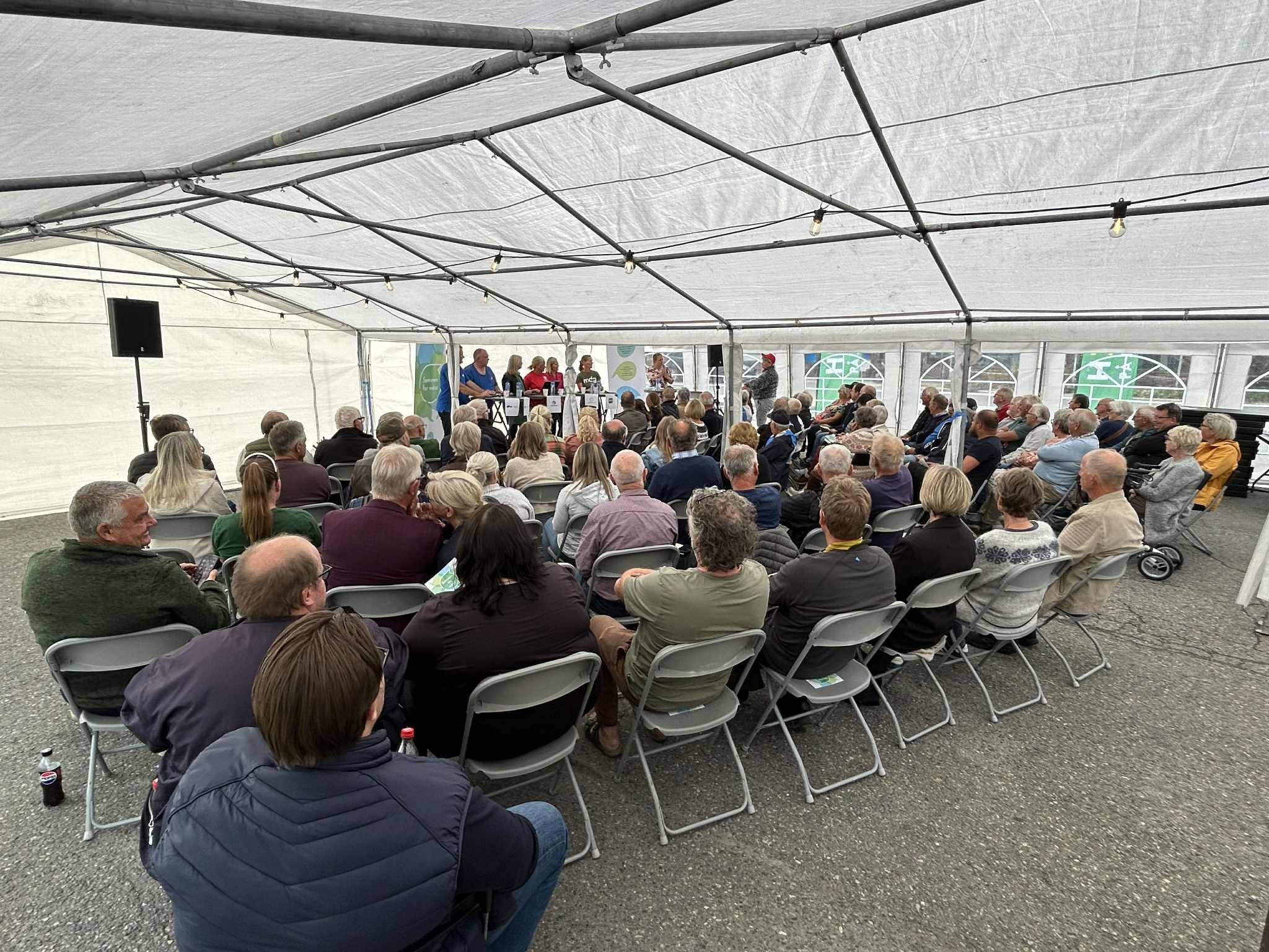 Fullt telt på grilltimen. Foto: Dag Arnesen