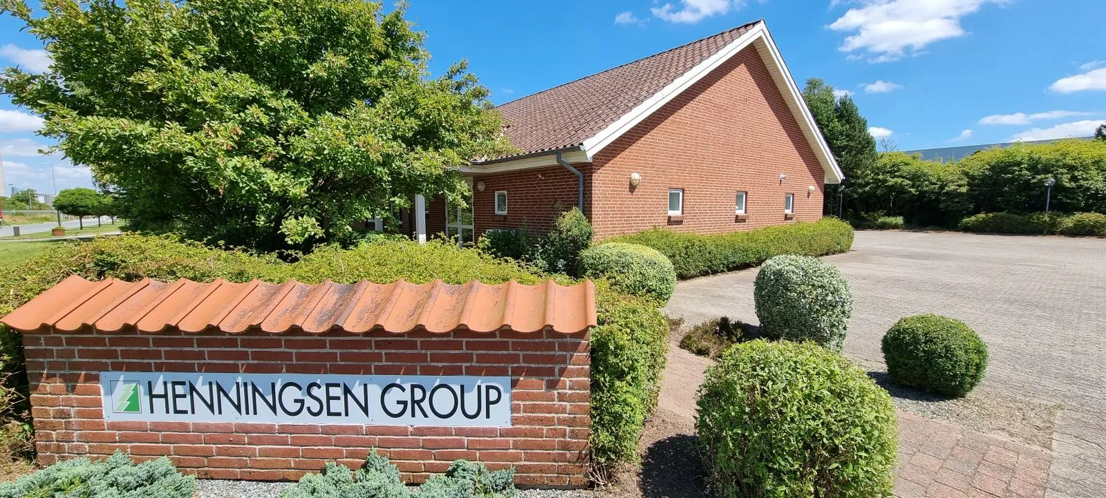 Henningsen kontor bygning på en solrig dag