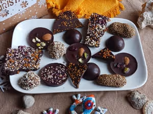 Chocolat cru à la poudre et beurre de cacao Criollo cru et au miel cru d'abeilles noires des Pyrénées