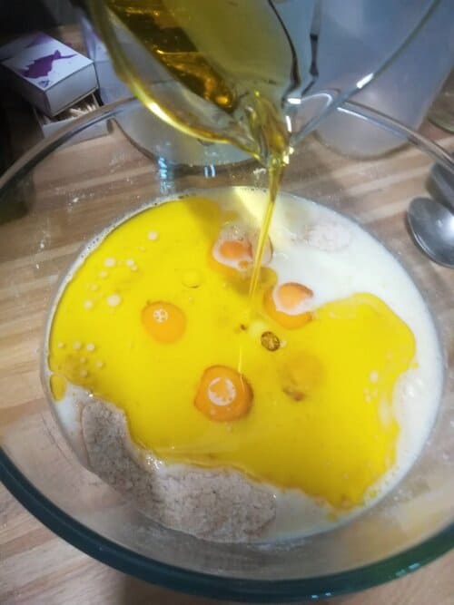 Ajout des oeufs, de l'huile et du lait