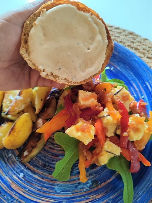 Pain burger tartiné à la crème de girolles lacto-fermentées
