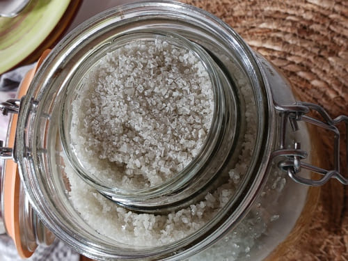 Le bocal de fermentation correctement rempli avec le poids en plus
