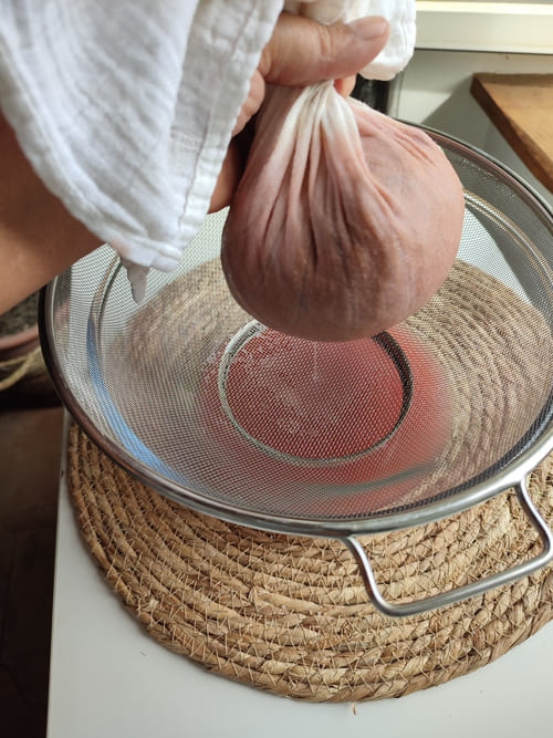 Tordre l'étamine pour récupérer plus de jus