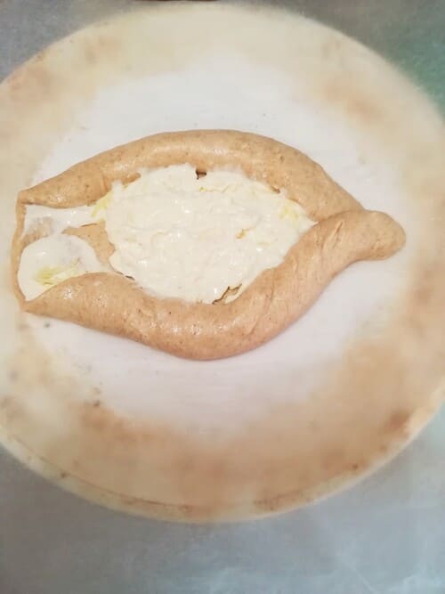 3ème étape du façonnage du khachapuri d'Adjarie