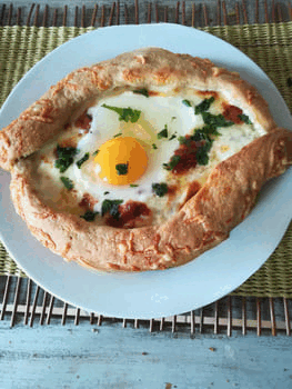 Khachapuri d'Adjarie au levain et au matsoni